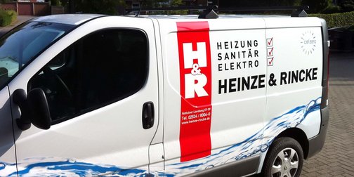 Ein weißer Lieferwagen mit dem Logo von Heinze & Rincke, spezialisiert auf Heizung, Sanitär und Elektro, parkt auf einer Straße.