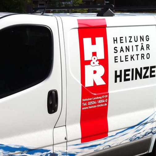 Ein weißer Lieferwagen mit dem Logo von Heinze & Rincke, spezialisiert auf Heizung, Sanitär und Elektro, parkt auf einer Straße.