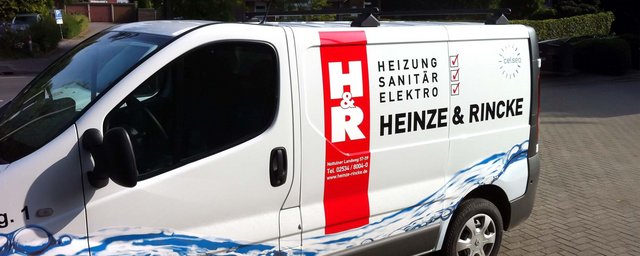 Ein weißer Lieferwagen mit dem Logo von Heinze & Rincke, spezialisiert auf Heizung, Sanitär und Elektro, parkt auf einer Straße.