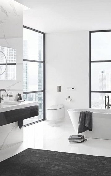 Ein Schwarz/Weißes Badezimmer