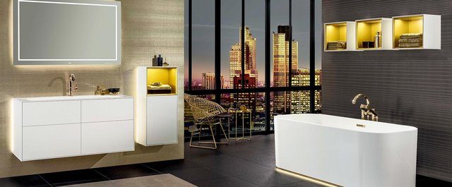 Ein modernes Badezimmer mit Ambientebeleuchtung