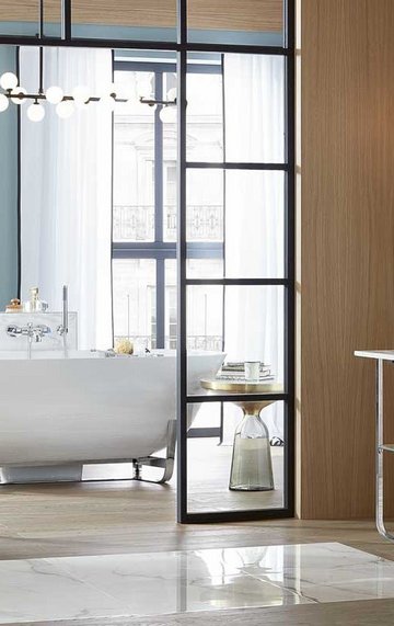 Ein Badezimmer in zwei Raeumen mit einer Raumoeffnung 