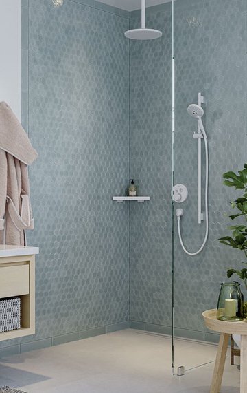 Ein Bad mit einer Badewanne auf dem Kerzen stehen